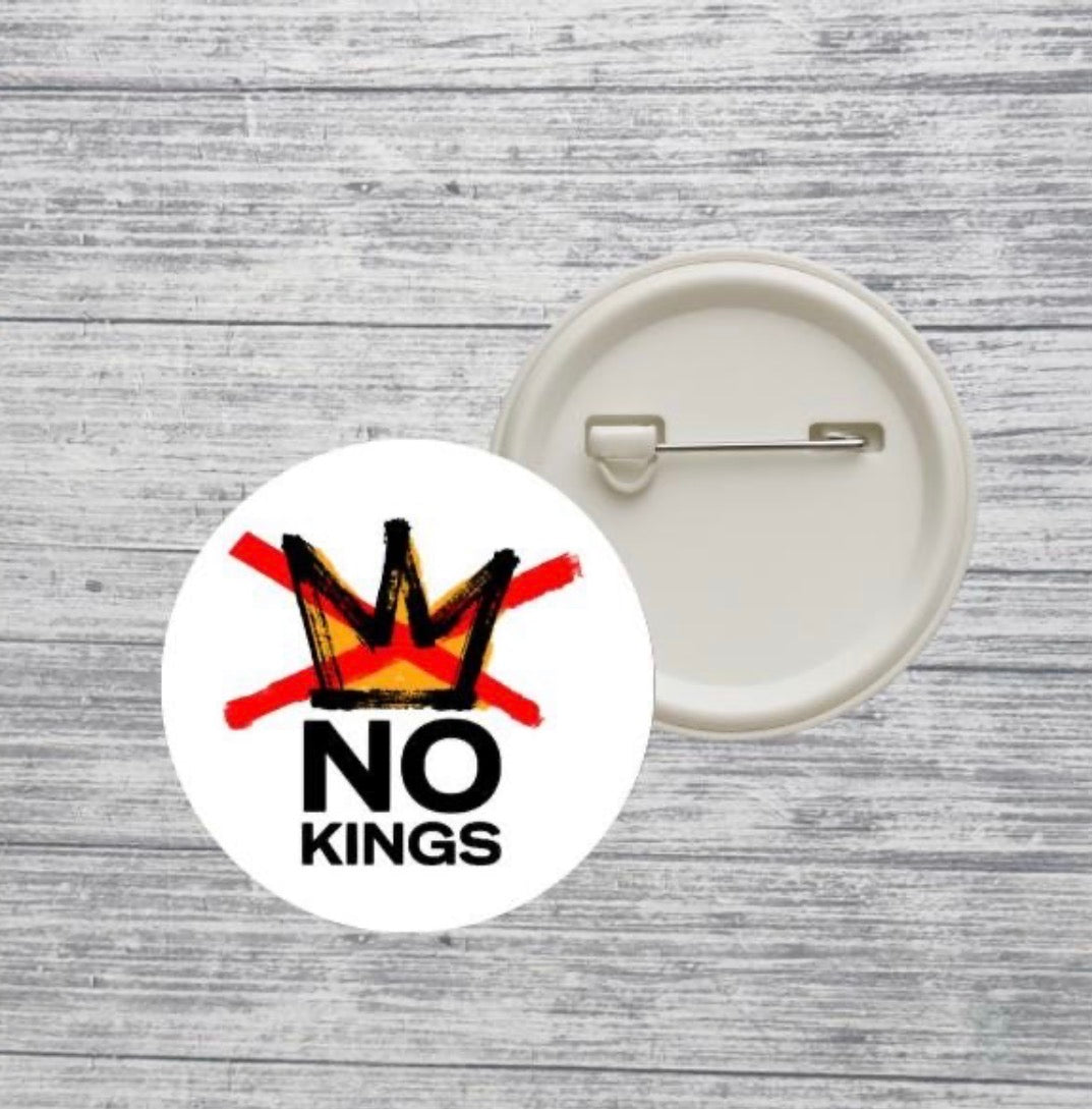 No Kings Button Pin – Anti Crown Statement
